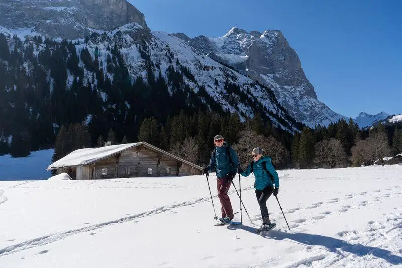 Schneeschuhlaufen im Haslital. Der Transport vom Hotel Bären Guttannen bringt Sie direkt ins Rosenlaui.